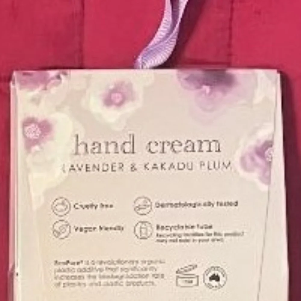 NEW RELAXATION SET WITH 14OZ LAVENDER CANDLE & 3.4 FL OZ NOURISHING CREAM LOTION